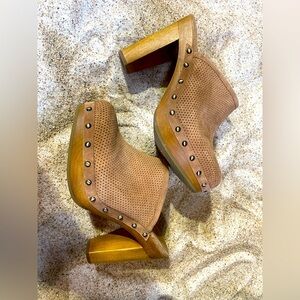 UGG size 9 women’s studded suede heeled clogs!